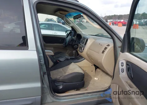2005 Ford Escape Xlt z USA, uszkodzony, nr VIN 1FMYU03105KB02725